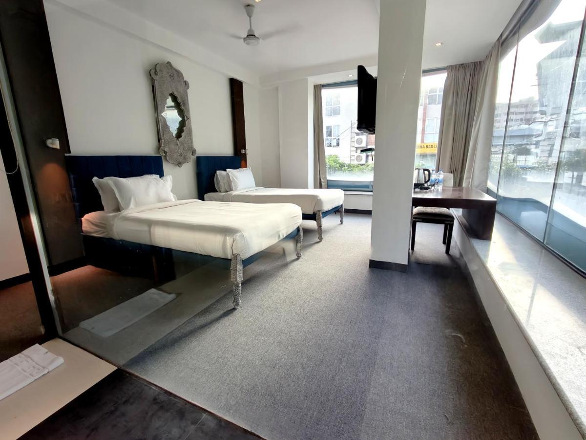 The Sky Imperial Hotel Yahvi Вадодара Экстерьер фото