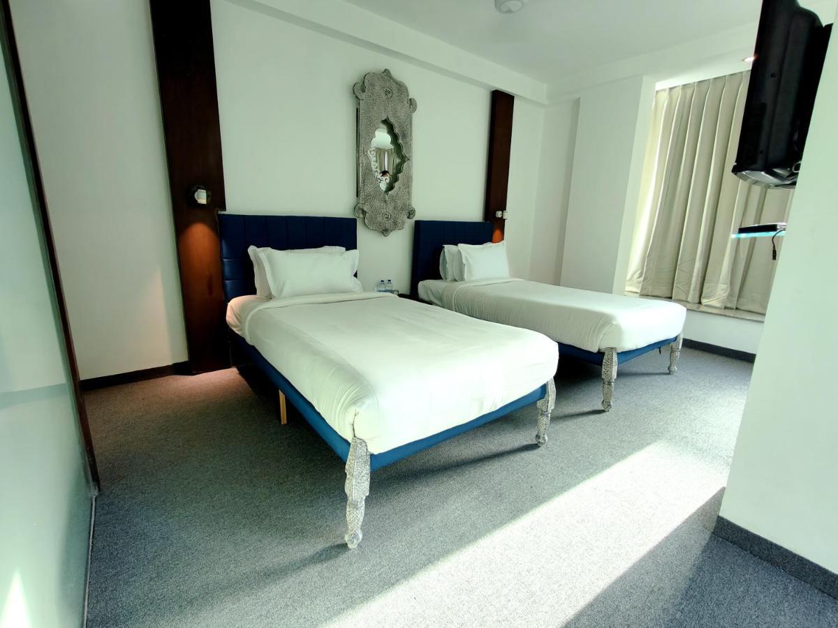 The Sky Imperial Hotel Yahvi Вадодара Экстерьер фото